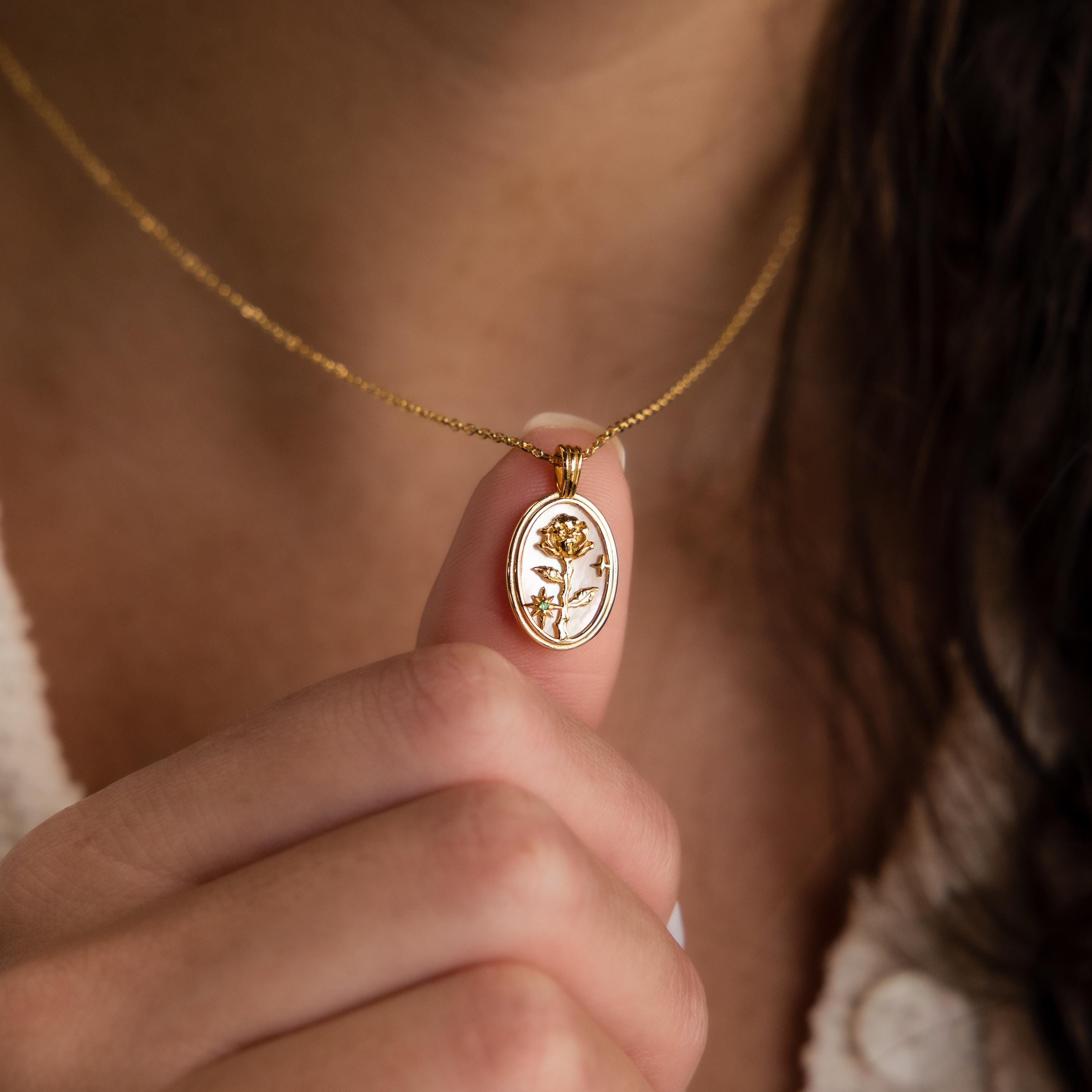 Birth Flower Necklace - สร้อยคอจี้ดอกไม้สแตนเลสสำหรับผู้หญิง พลอยเดือนธันวาคม ประดับเพทายสีขาวทรงรี ดีไซน์คลาวิเคิล เครื่องประดับของขวัญวันเกิด